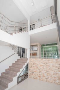 Vista panorámica de escaleras en casa remodelada en Florencia