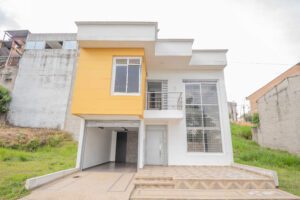 Fachada de casa remodelada en Parques de la Amazonía Florencia