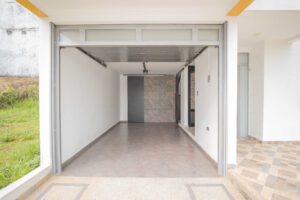 Garaje privado de casa en venta en Florencia Parques de la Amazonía