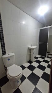 Casa barrio Altamira Florencia baño social del primer piso