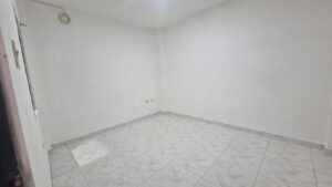 Casa barrio Altamira Florencia amplia habitación del primer piso