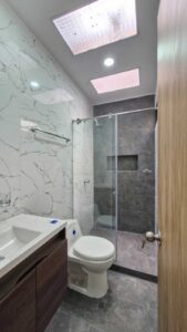 Baño auxiliar con acabados modernos casa en venta Parques de la Amazonía Florencia