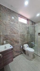Baño social en primer piso casa moderna en venta en Florencia