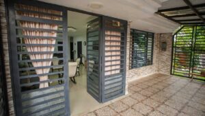 Exterior y antejardín con rejas de casa barrio Pahonessa