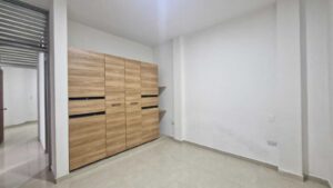 Habitación con excelente iluminación en casa disponible el bosque