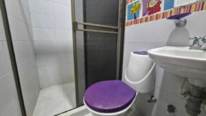 Baño con excelentes acabados en vivienda en venta el bosque