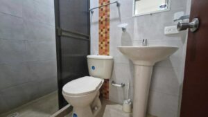 Baño social moderno en casa venta el bosque Florencia
