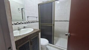 Baño privado con ducha en casa venta el bosque