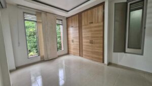 Segunda habitación con baño privado en inmueble venta el bosque