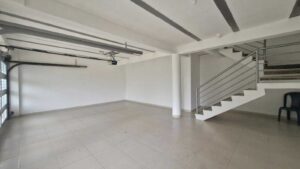 Acceso con portón eléctrico en casa venta el bosque