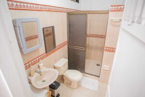 Baño enchapado en casa en venta Florencia barrio La Estrella