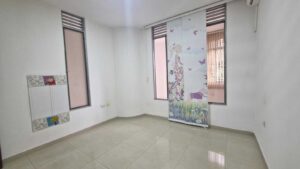 Habitación con excelente iluminación en casa disponible el bosque