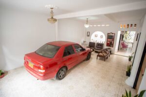 Propiedad en venta en Florencia vista del garaje y cocina