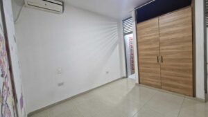 Habitación con excelente iluminación en casa disponible el bosque