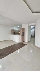 Detalles de acabados en la sala de casa disponible el bosque