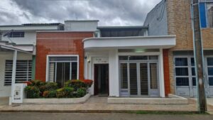 Escaleras de acceso a niveles superiores en casa venta el bosque
