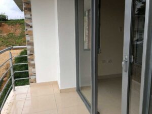 Balcón exterior de apartamento en segundo piso
