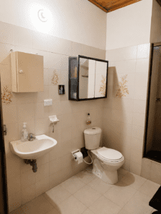 Baño social de la casa en venta en el sector tradicional del barrio Bruselas.
