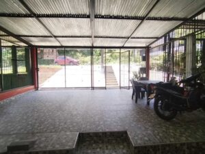 Amplio parqueadero y zona comercial enrejada en Florencia