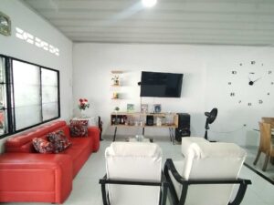 Sala principal amplia de casa cerca al centro