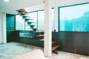 Casa en venta en Florencia Caquetá escaleras de acceso a niveles superiores