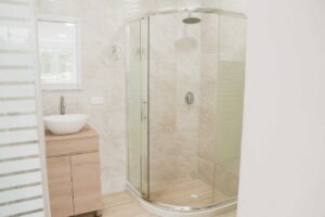 Baño social con acabados de lujo en inmueble en venta