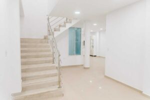 Detalle de las escaleras internas de la propiedad en venta