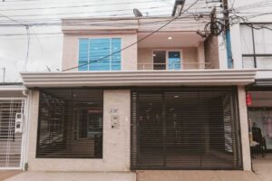 Vista exterior frontal de la casa en venta barrio Juan XXIII