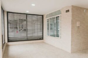 Vista interna del garaje de la casa en el Juan XXIII