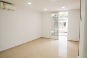 Habitación principal con salida al balcón y vista exterior