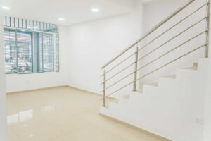 Sala de estar amplia con acceso a segundo nivel en Florencia