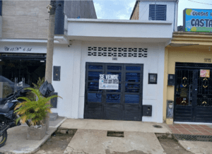 Fachada de casa comercial en venta en el centro de Florencia, diagonal a Caja Honor.