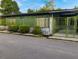 Fachada de frente con rejas de seguridad de casa con escrituras al día en barrio Bruselas.