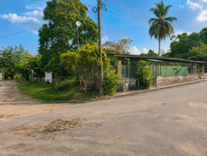 Fachada de casa esquinera en venta de 300 m2 en el barrio Bruselas, Florencia, Caquetá.