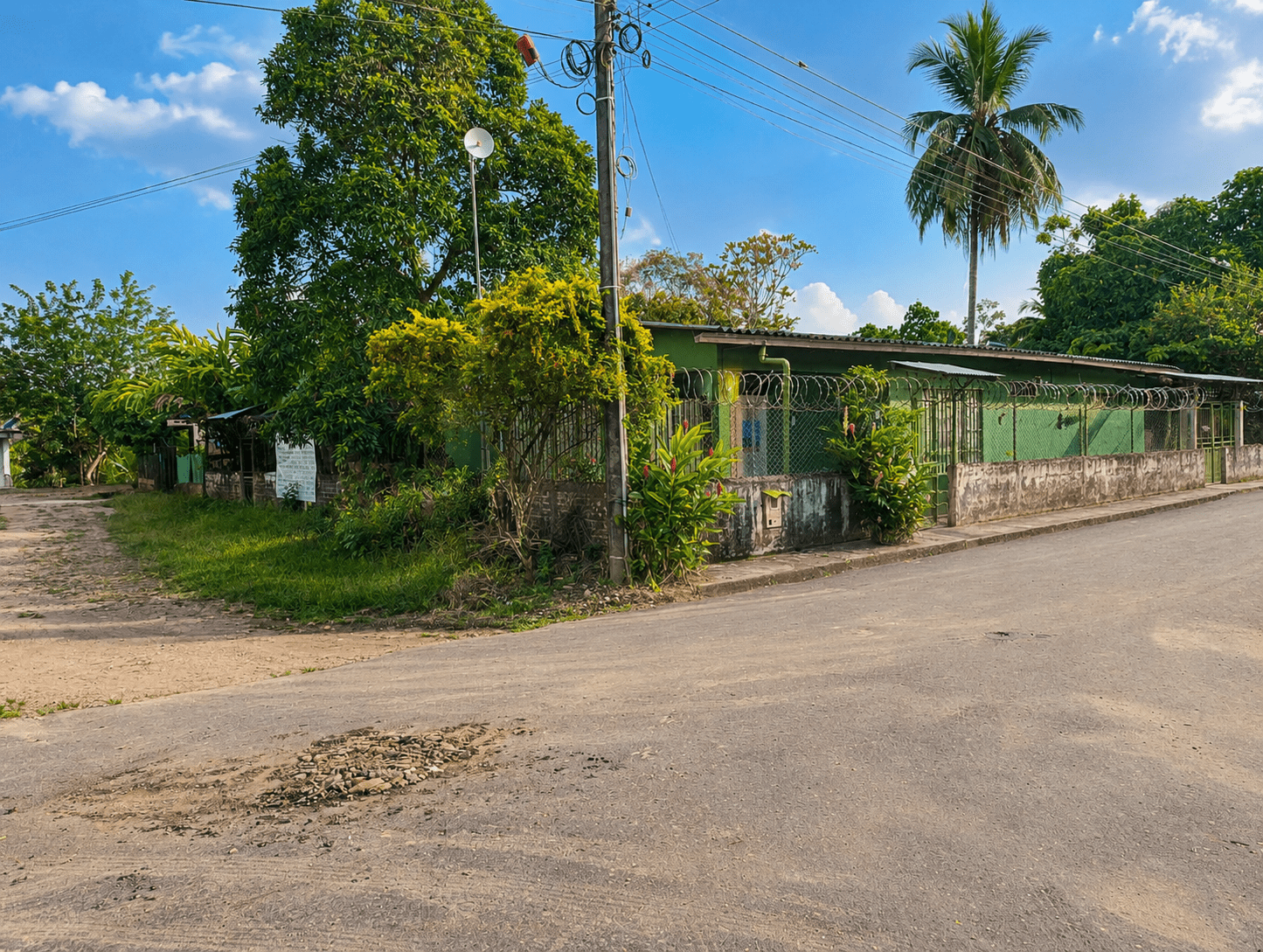 Fachada de casa esquinera en venta de 300 m2 en el barrio Bruselas, Florencia, Caquetá.