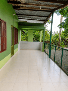 Garaje integrado y zona de lavandería espaciosa en casa en venta en barrio Bruselas.