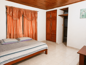 Habitación principal amplia con baño privado en propiedad en venta en Florencia, Caquetá.