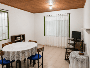 Espaciosa sala comedor con excelente ventilación natural en casa del barrio Bruselas.