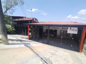 Fachada de propiedad comercial en venta cerca al centro