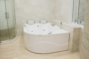 Zona de relajación con jacuzzi en casa de Juan XXIII