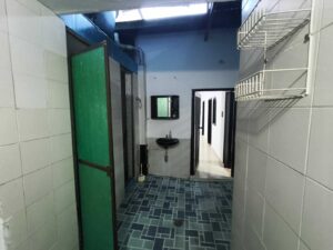 Casa en venta bellavista - Vista del baño auxiliar y zona de patio.
