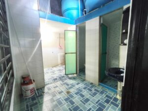 Propiedad en venta en Florencia - Detalle del baño auxiliar y patio de ropas.