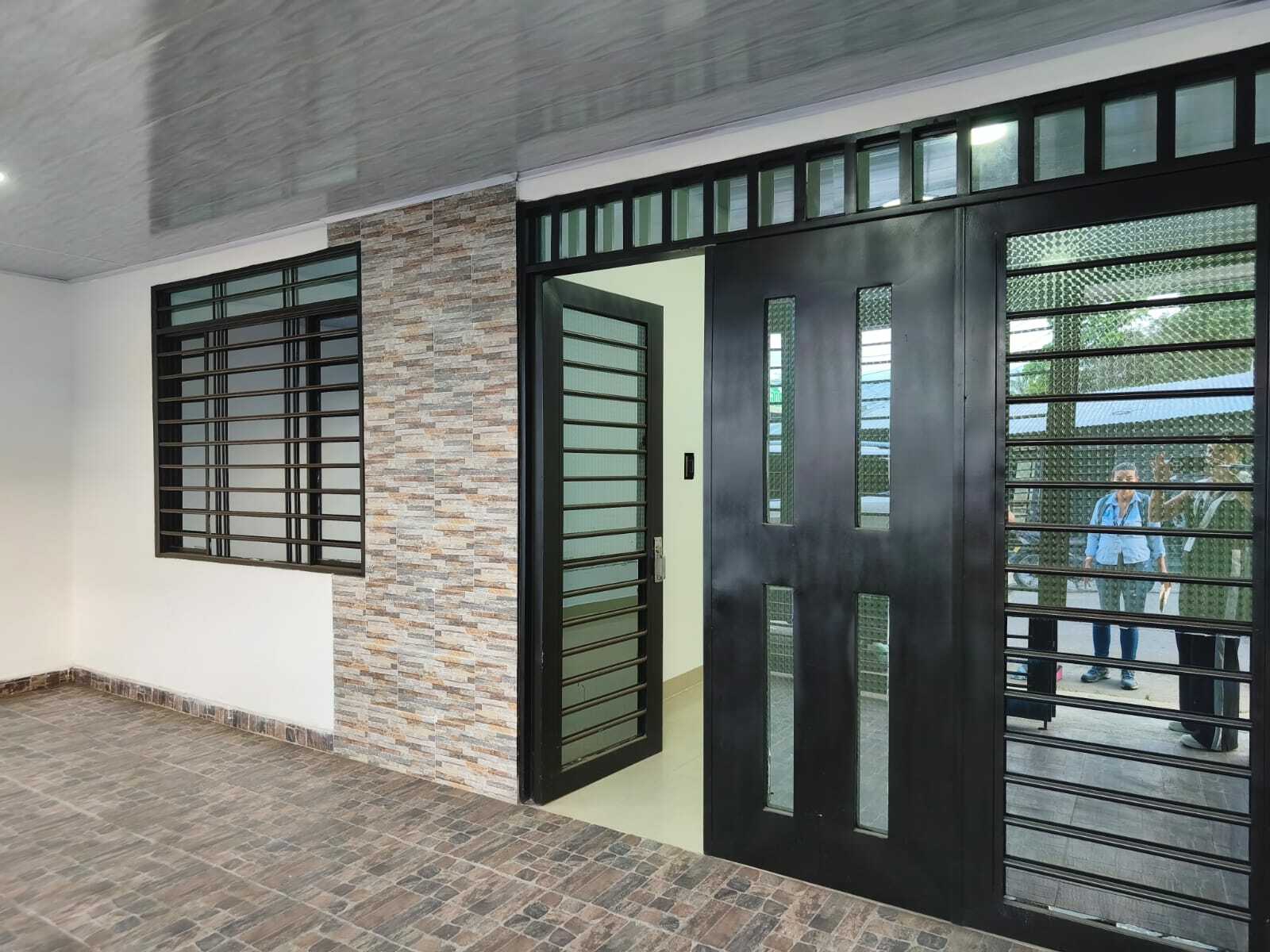 Casa en venta bellavista - Vista de la fachada exterior sobre vía principal.
