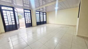 Casa en venta chapinero - Espacio amplio e integrado de sala, comedor y garaje cubierto.