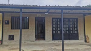 Vivienda en venta en Ciudadela Florencia - Perspectiva de la fachada y antejardín techado.