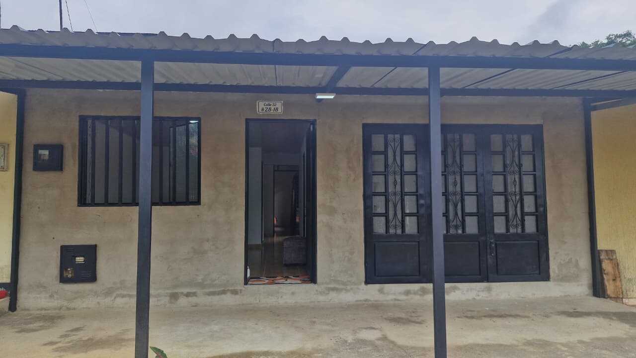 Vivienda en venta en Ciudadela Florencia - Perspectiva de la fachada y antejardín techado.