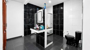 Casa venta Villa Natalia baño amplio con excelentes acabados