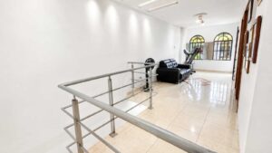 Casa venta Villa Natalia espaciosa sala de estar en el segundo nivel
