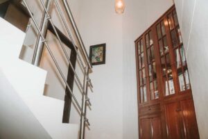 Casa altos colina Florencia detalle de la escalera interna