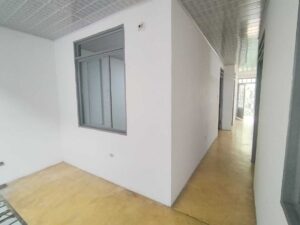 Casa barrio kamani florencia corredor interno con buena iluminación
